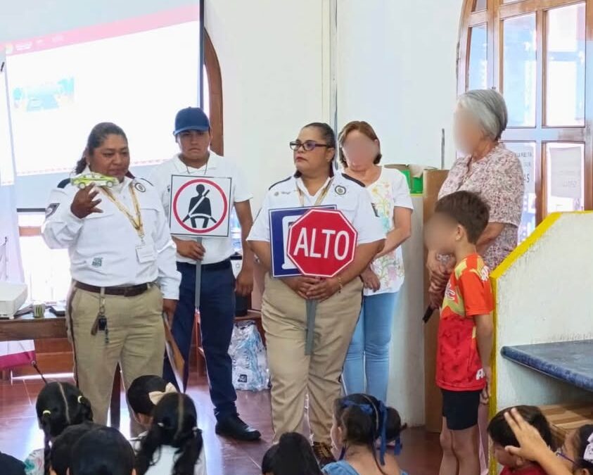 Educación vial infantil para niños en biblioteca de Acayucan
