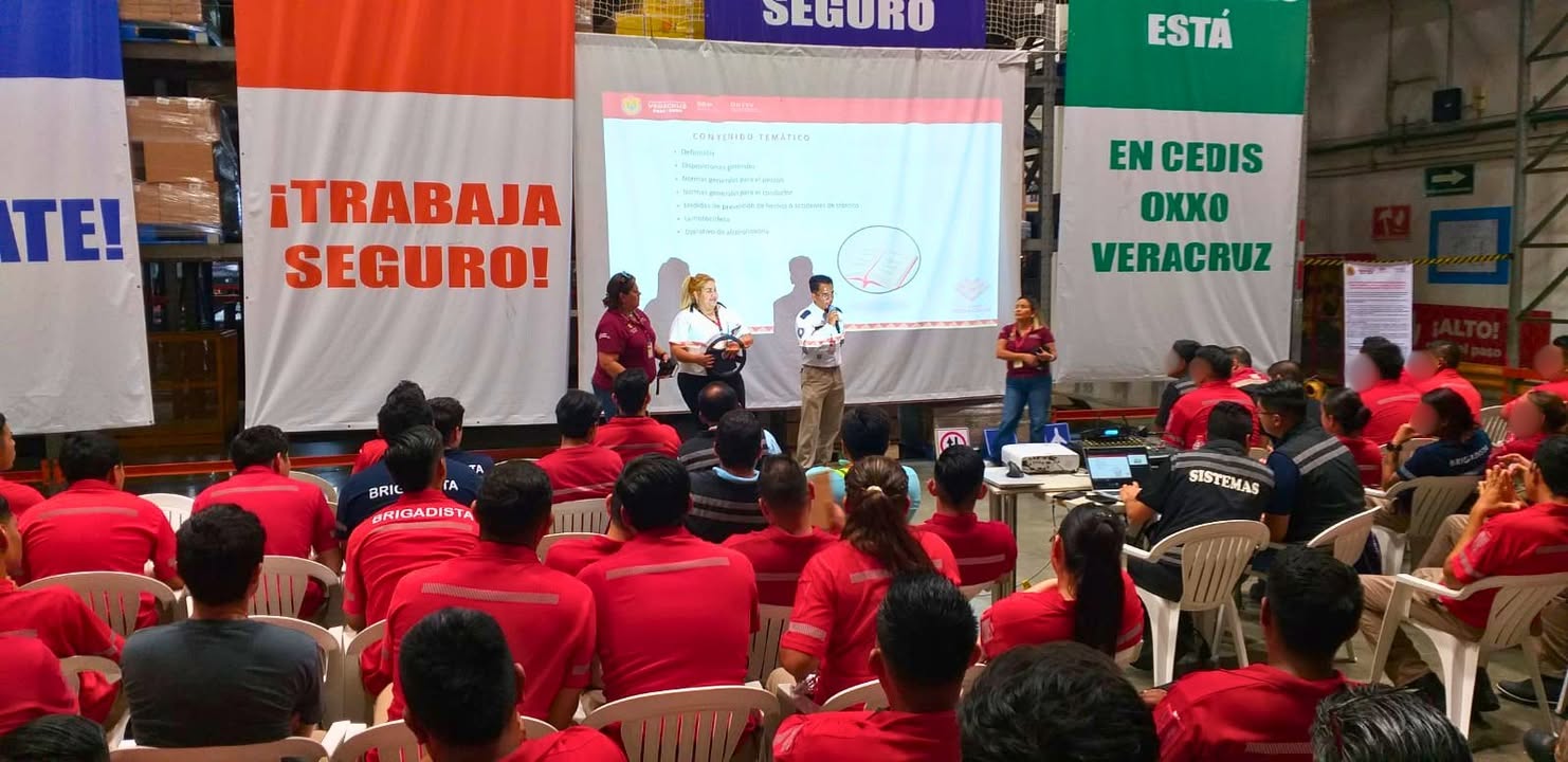 Plática de educación vial de Tránsito del Estado a trabajadores de OXXO en Veracruz