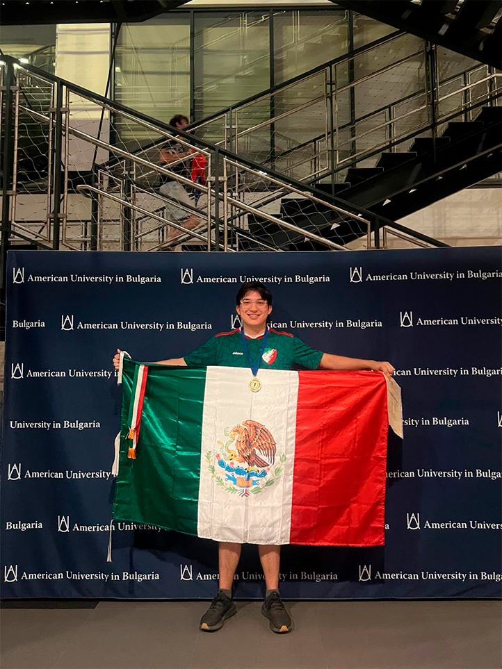 Emiliano Fernández Almazán, estudiante de la UV, ganó medalla de oro en la IMC