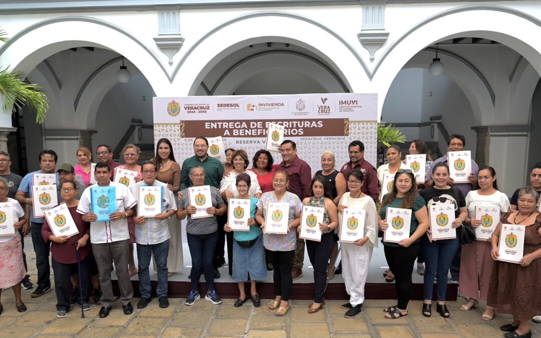 Alcaldesa de Veracruz hace entrega de escrituras a 28 familias