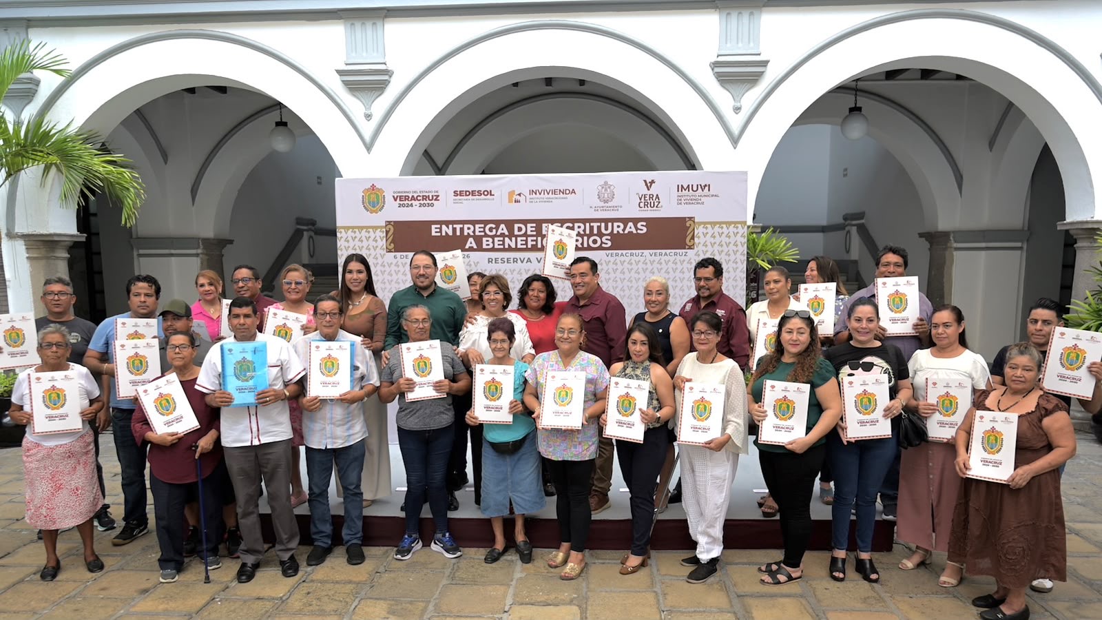 entrega-escrituras-veracruz-28-familias Rosa María Hernández Espejo encabeza entrega de escrituras en Veracruz