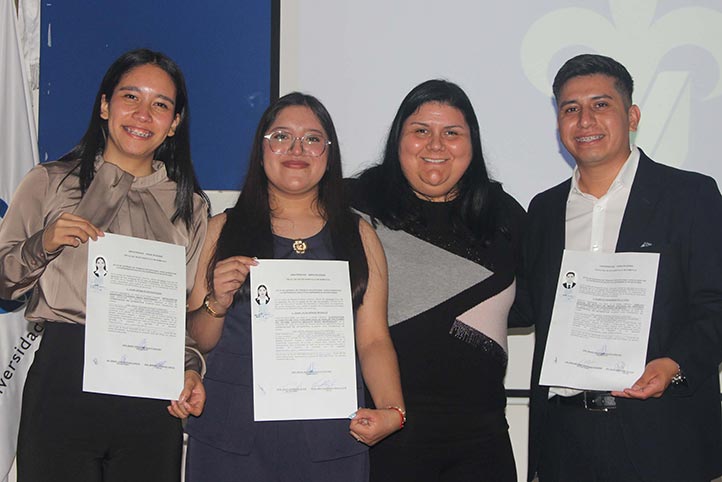 Estudiantes de Estadística de la UV acompañados por la profesora María Yesenia Zavaleta Sánchez
