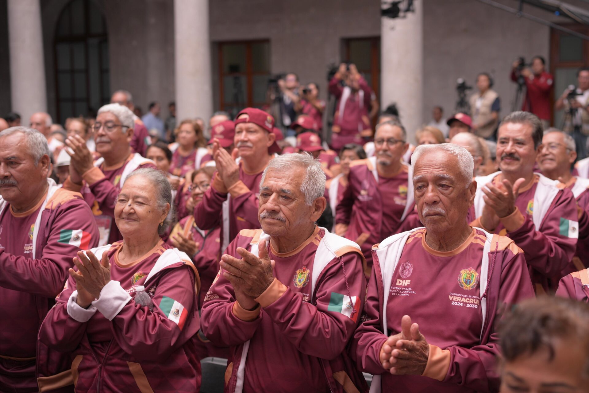Gobernadora abandera a la delegación veracruzana para Olimpiadas de Oro 2026