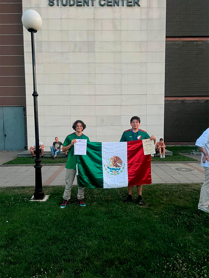 Emiliano Fernández Almazán, de la UV, gana oro en mundial de matemáticas