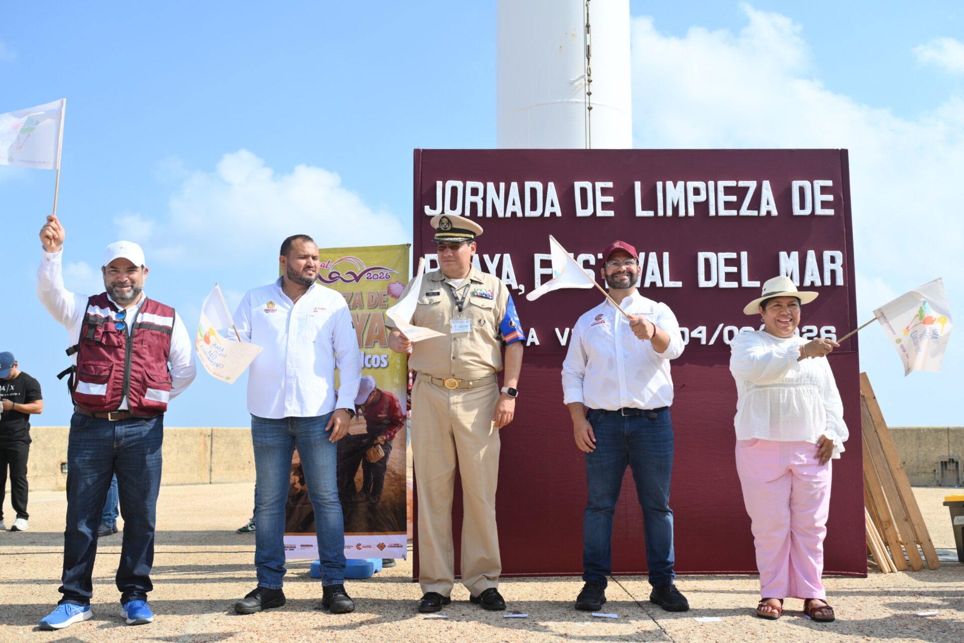 Jornada de limpieza de playas en Coatzacoalcos organizada por Sedema