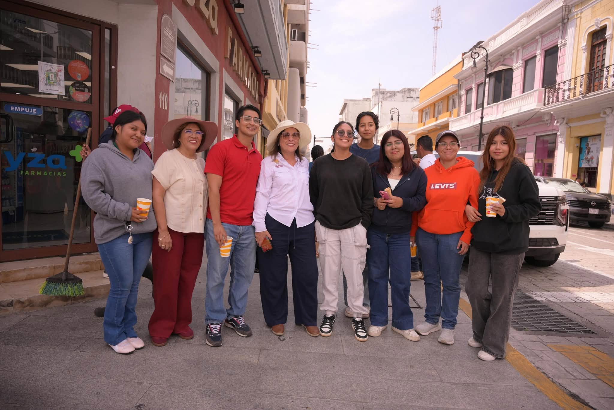 Rocío Nahle y Rosa María en el centro histórico de Veracruz
