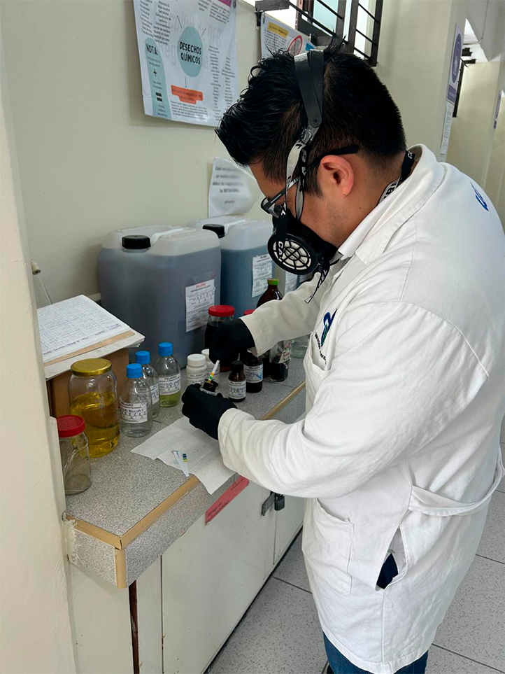 Cuatro docentes de QFB-UV obtienen certificación en manejo de residuos peligrosos