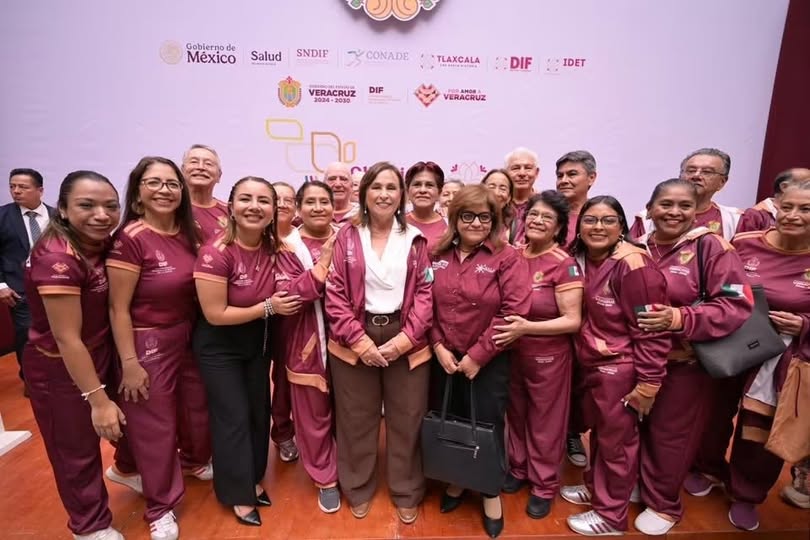 los-alegres-danzoneros-abanderamiento-olimpiadas-2026 Integrantes de Los Alegres Danzoneros durante el abanderamiento en Xalapa