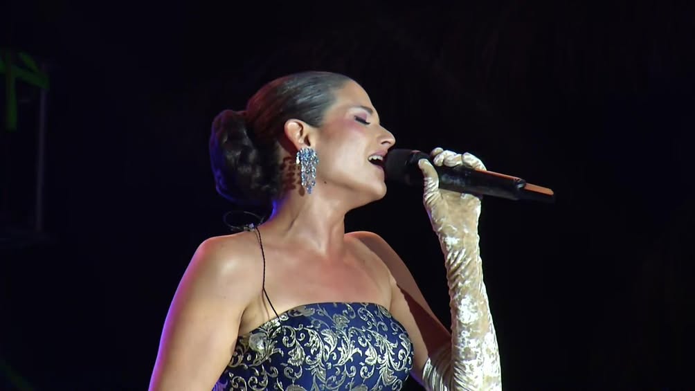 Natalia Jiménez en el Hemiciclo a los Niños Héroes de Coatzacoalcos