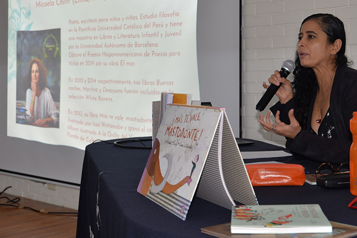 Nelly Palafox López, investigadora de la Universidad Veracruzana, durante la plática sobre literatura infantil