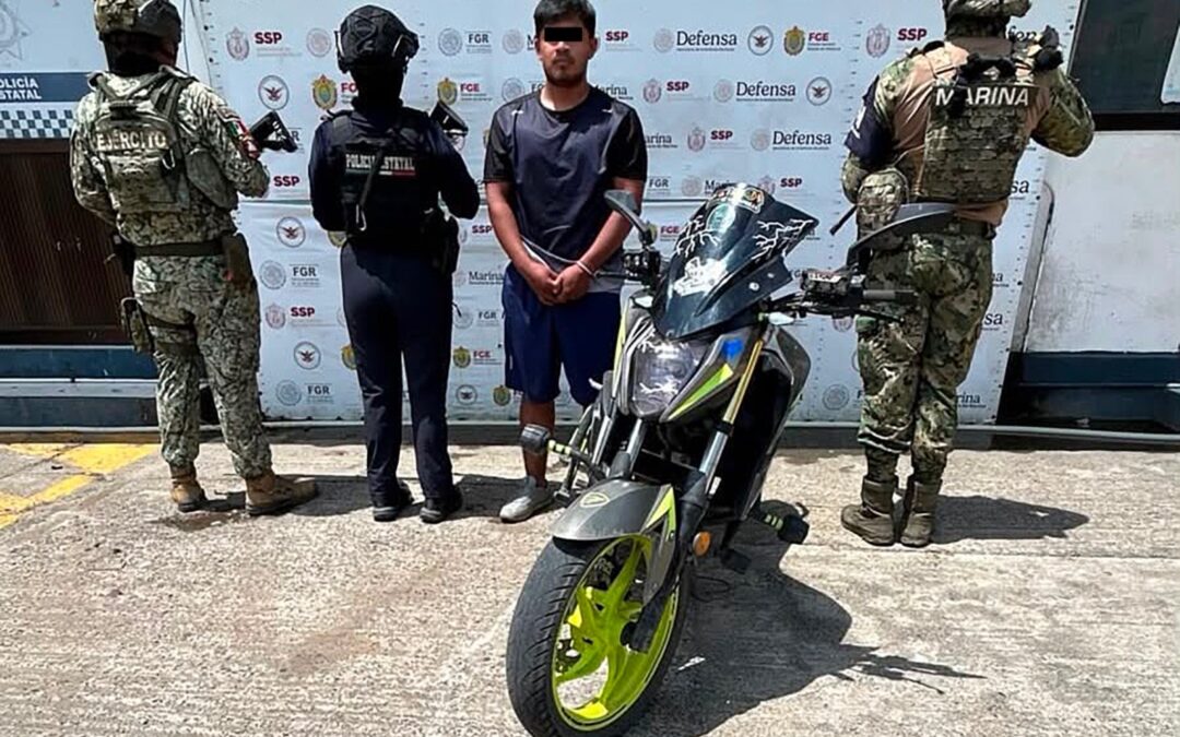 Rescatan a dos personas y detienen a 27 en operativos en Veracruz
