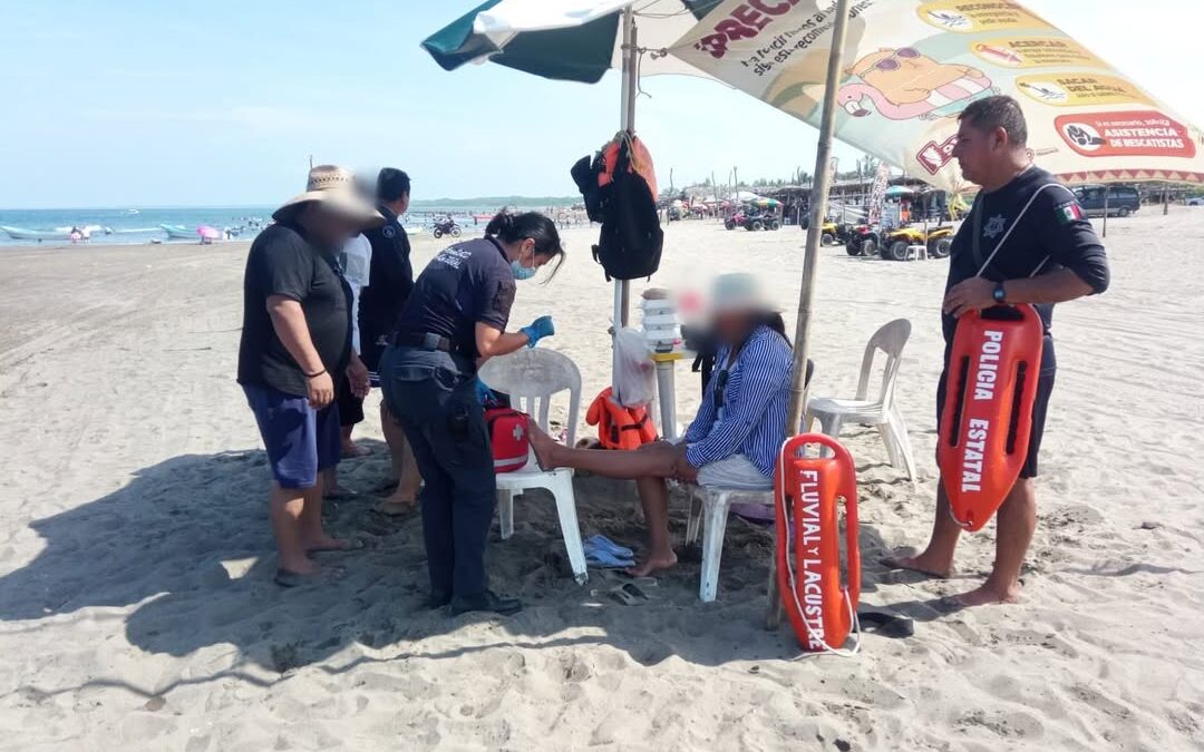 Paramédicos de SSP atienden a bañista por picadura de medusa en Chachalacas