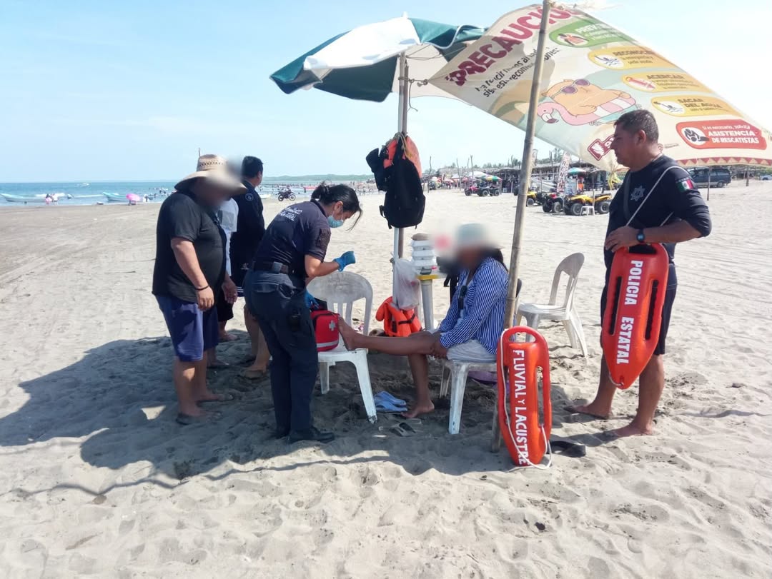 paramedicos-ssp-atencion-medusa-chachalacas Paramédicos de SSP de Veracruz brindan atención a una persona por picadura de medusa en playa Chachalacas