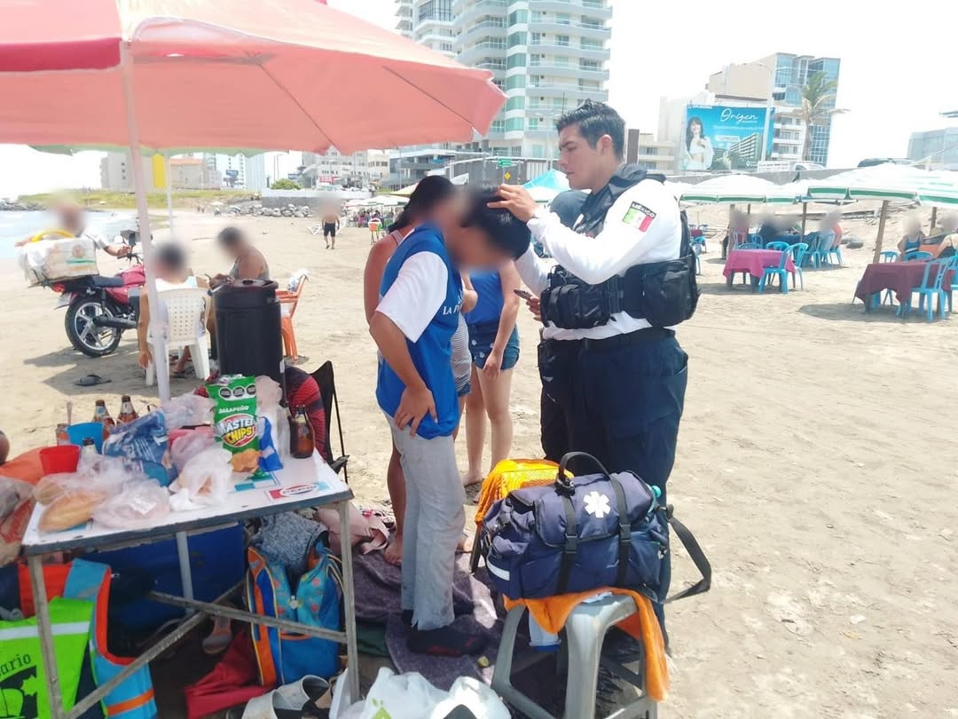 Paramédicos de SSP Veracruz atienden a un menor en playa La Bamba