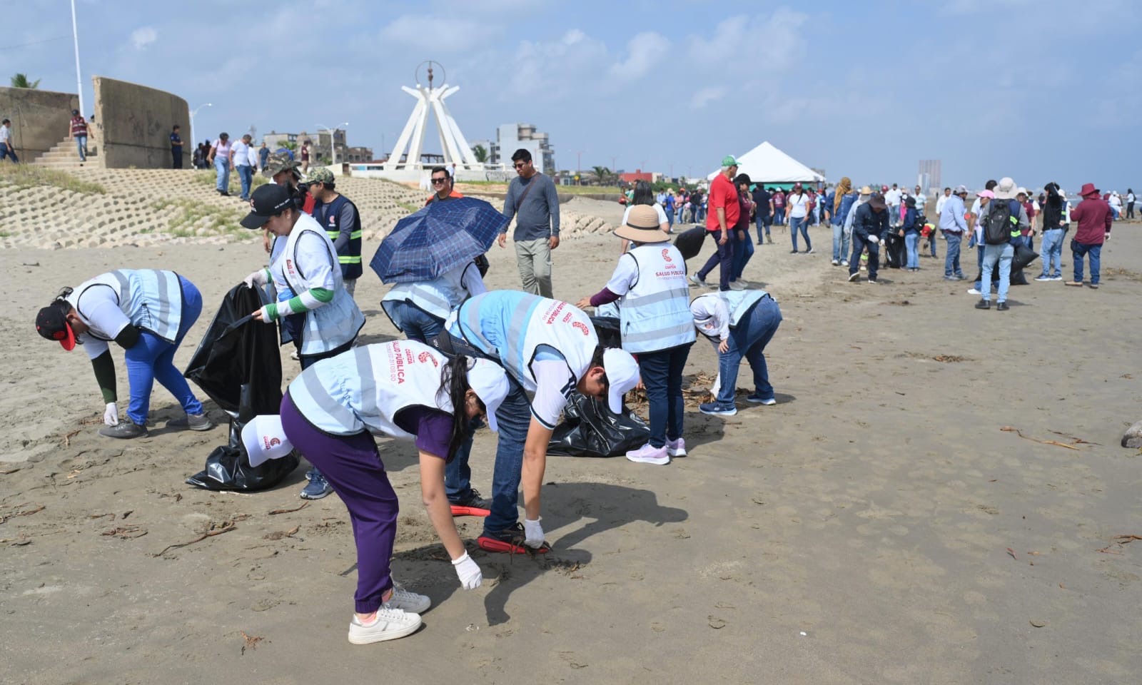 En playas de Coatzacoalcos, Sedema recolecta 1.8 toneladas de residuos