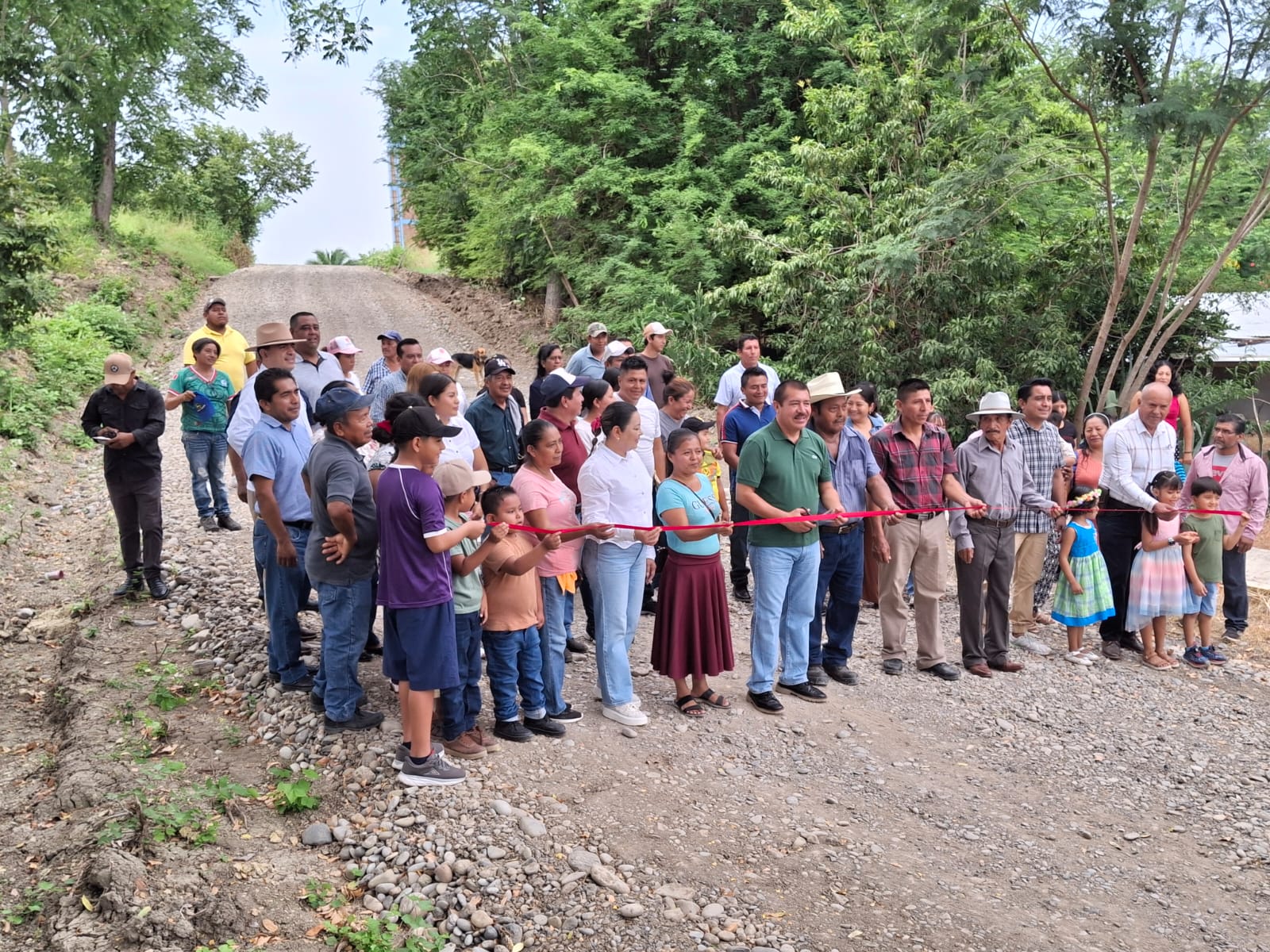 El alcalde José Roberto Arenas Martínez durante la entrega de obras y apoyos en la comunidad Manuel Ávila Camacho