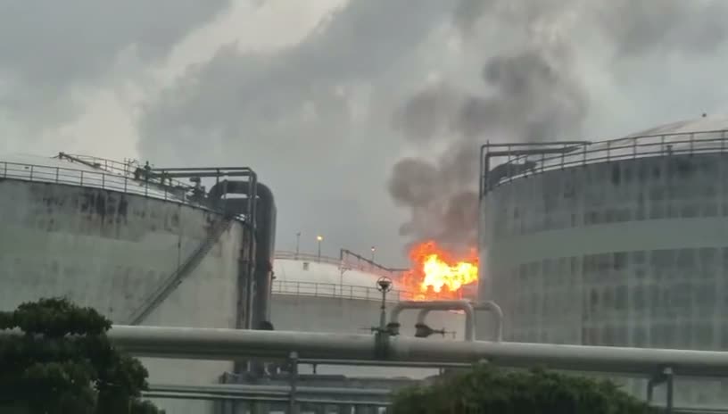 Incendio en tanque de Pajaritos tras impacto de rayo en Coatzacoalcos