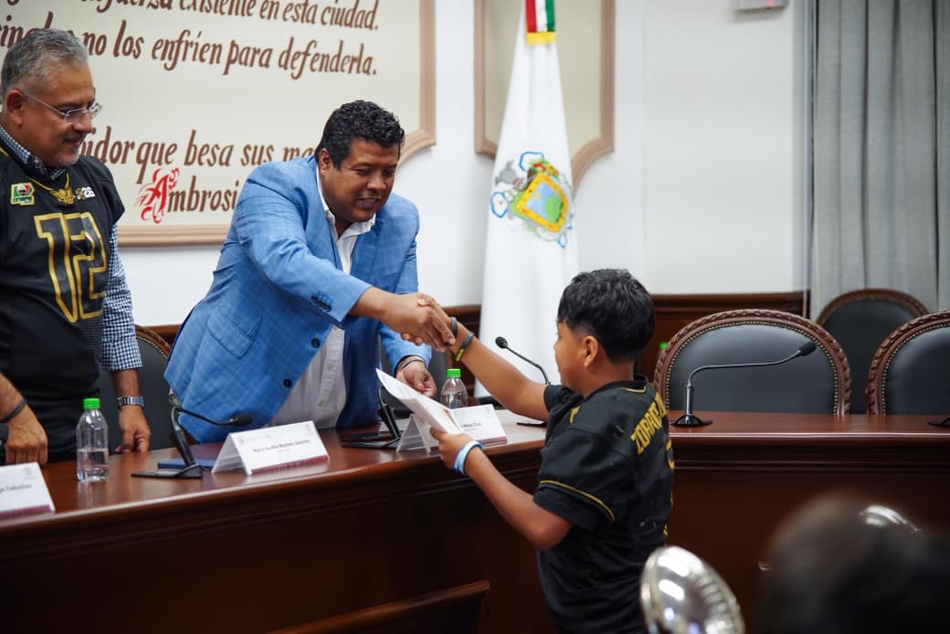 Ayuntamiento de Xalapa reconoce a Zorros Dorados por tres campeonatos