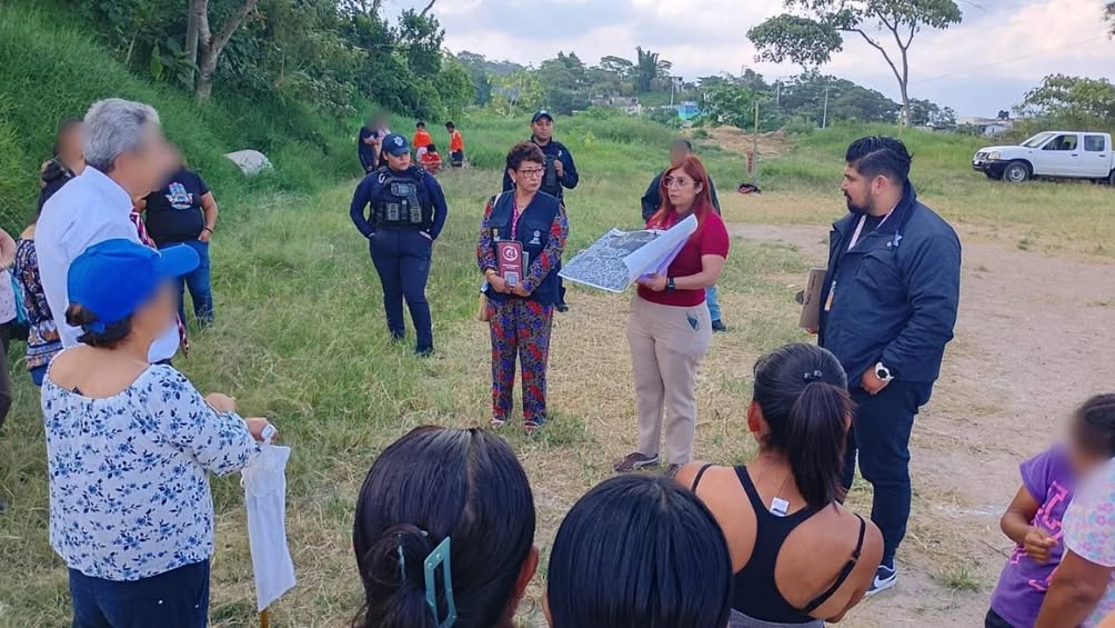 Vecinas y vecinos participan en una Marcha Exploratoria en la colonia Ignacio Zaragoza, en Xalapa