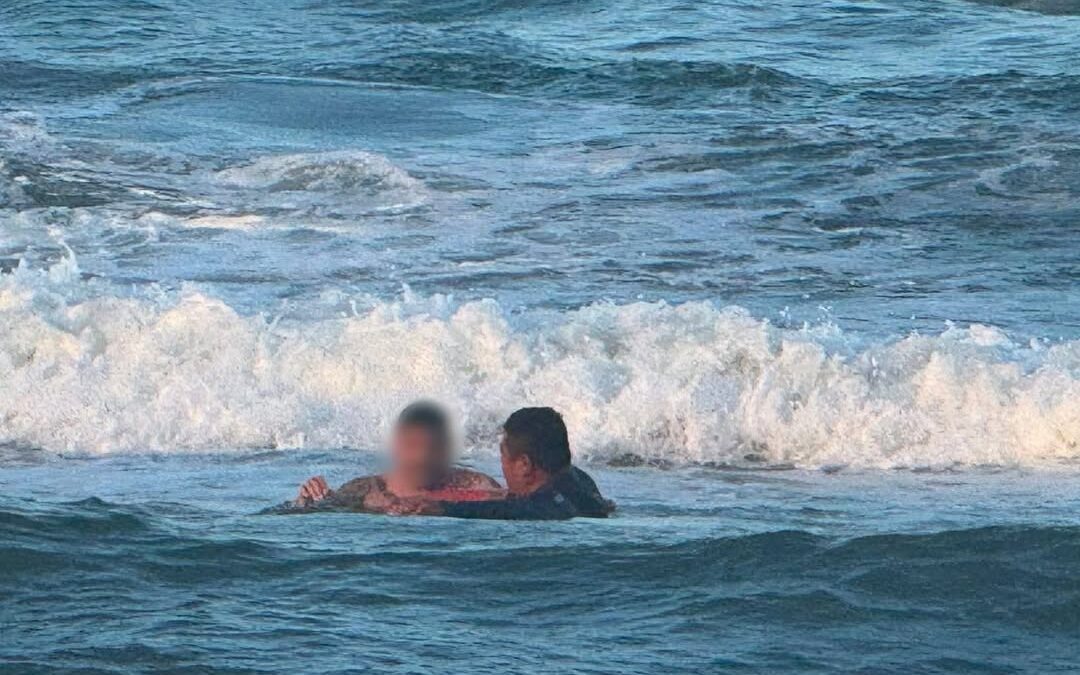Rescatan a hombre en peligro de ahogamiento en playa Chachalacas