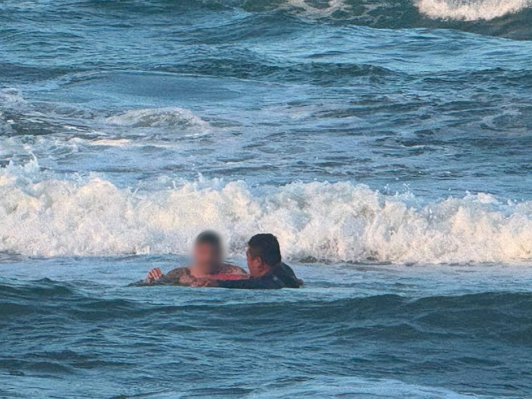 Rescate de un hombre en riesgo de ahogamiento en playa Chachalacas por elementos de SSP Veracruz