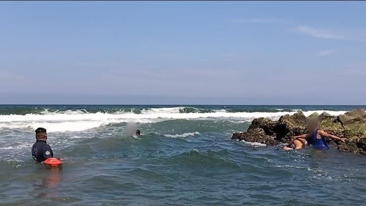 Elementos de la Unidad Fluvial y Lacustre de SSP Veracruz durante maniobras de rescate en playa Chachalacas