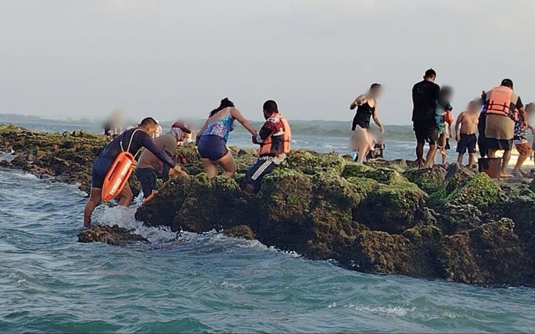 Rescatan a mujeres y dos menores en playa Chachalacas durante operativo