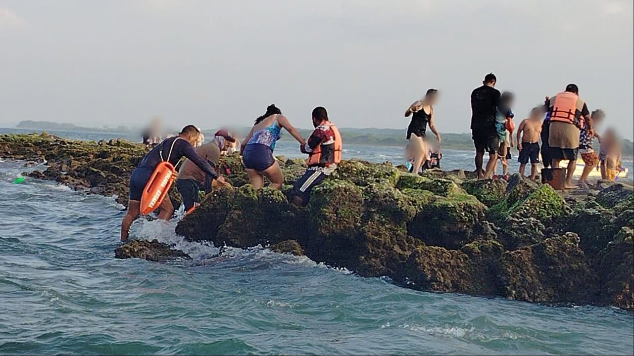 rescate-playa-chachalacas-ssp-veracruz Elementos de la SSP Veracruz durante rescate en playa Chachalacas
