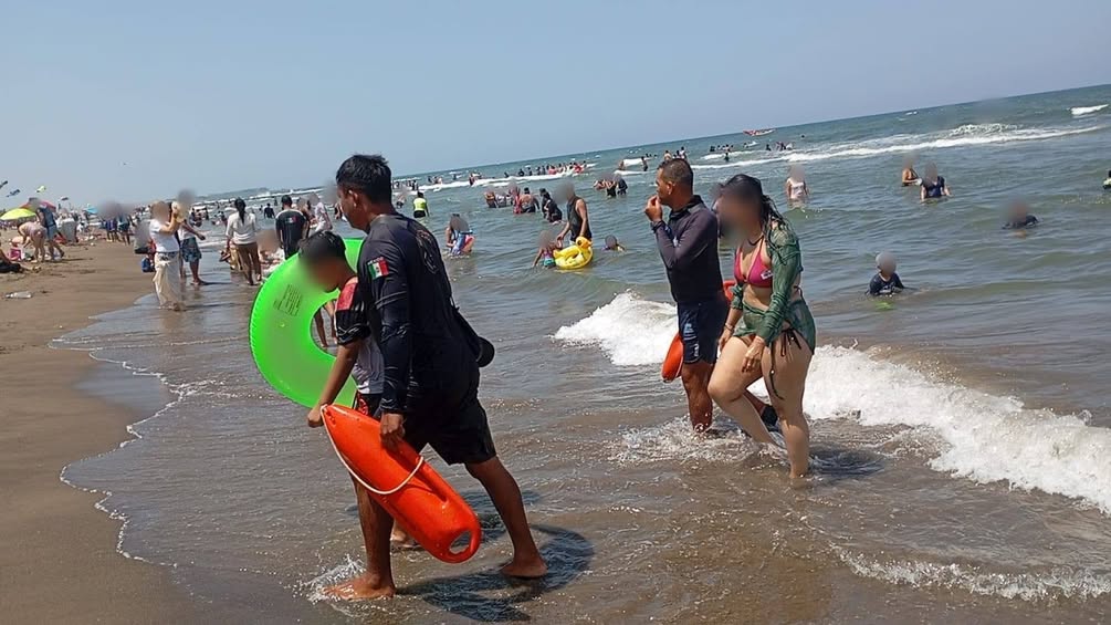 Rescatan a dos personas en playa Chachalacas durante Operativo Vacaciones Seguras