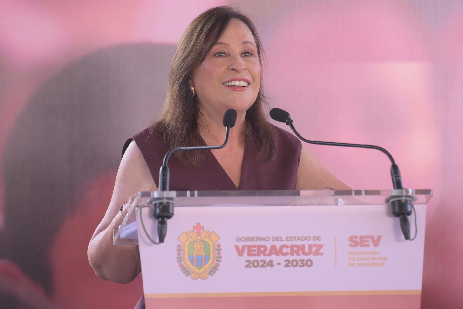 rocio-nahle-inaugura-ciclo-escolar-medellin Gobernadora Rocío Nahle García durante la ceremonia de inicio de clases en la primaria Nicolás Bravo, en Medellín