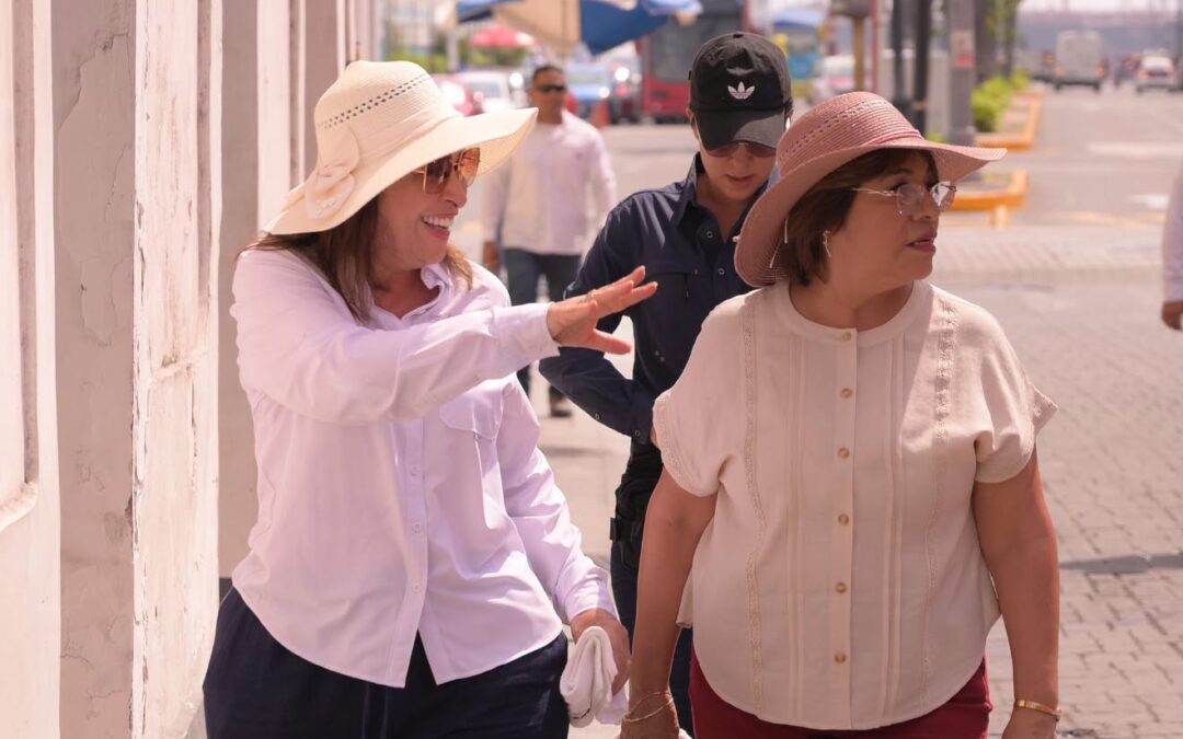 Rocío Nahle y Rosa María en el centro histórico de Veracruz