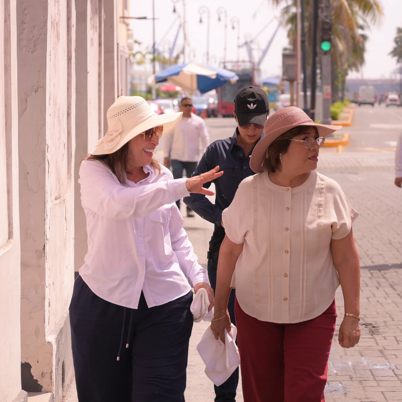 Rocío Nahle y Rosa María Hernández durante recorrido por el centro histórico de Veracruz