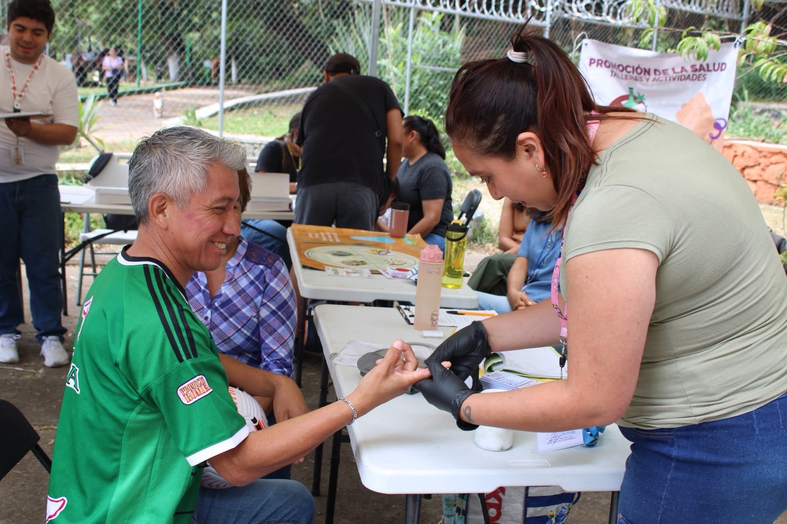 servicios-de-salud-centros-comunitarios-xalapa Personal de salud del Ayuntamiento de Xalapa en jornada comunitaria
