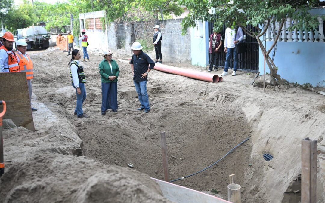 Alcaldesa de Veracruz supervisa construcción de drenaje sanitario en Lomas del Vergel