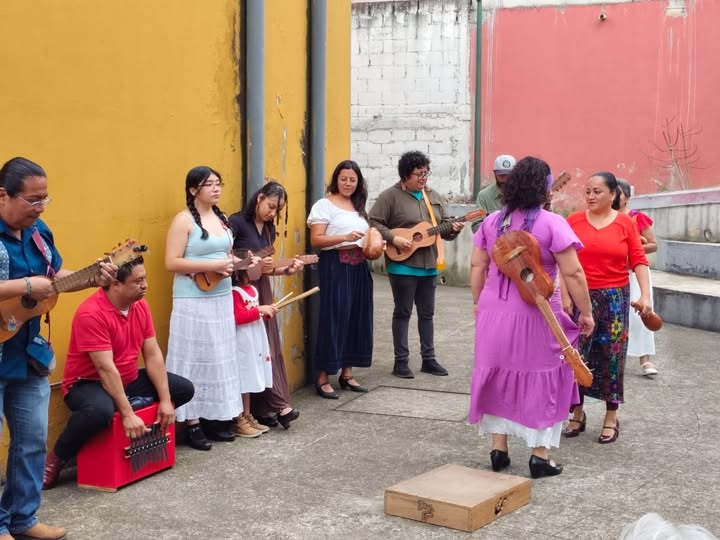 Taller de Introducción al Son Jarocho en el Centro Comunitario Las Minas