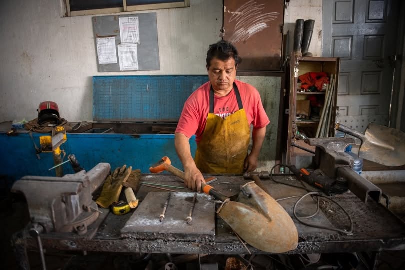 Talleres de balconería de la CMAS Xalapa reparan rejillas en varias colonias