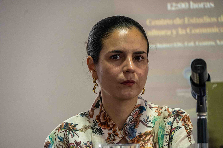 television-cambio-habitos-moral-politica-mexico-colombia Laura Camilla Ramírez Bonilla en conferencia sobre la televisión en la Universidad Veracruzana