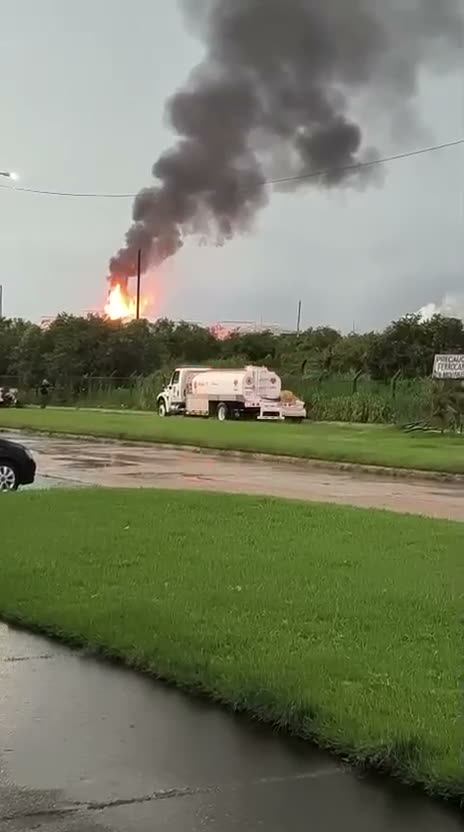 Cae rayo en tanque de Pajaritos y provoca incendio en Coatzacoalcos