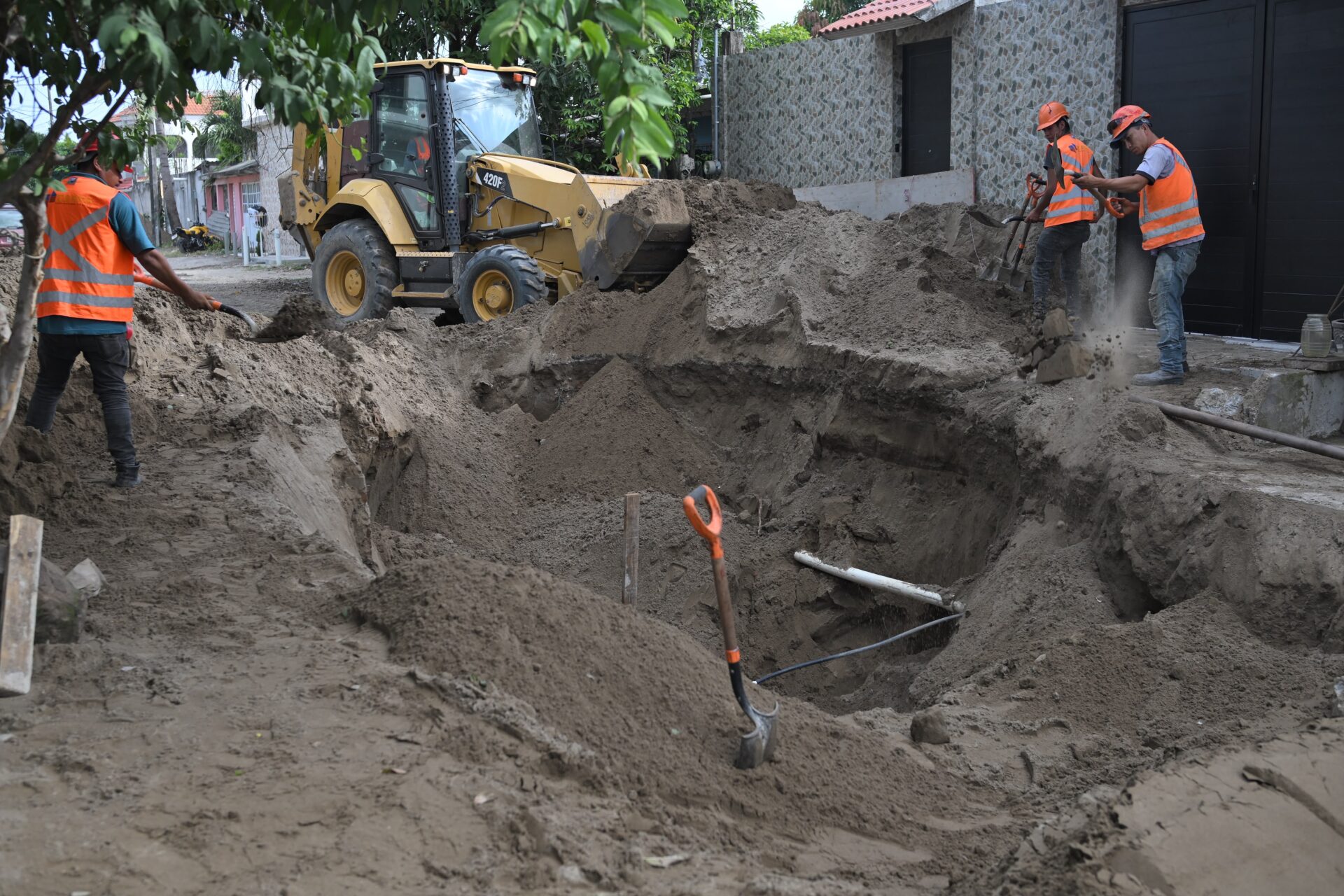 Alcaldesa de Veracruz supervisa construcción de drenaje sanitario en Lomas del Vergel