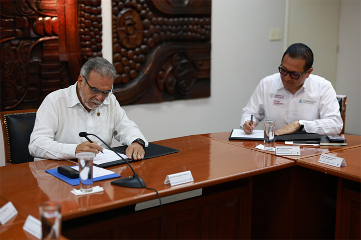 Firma de convenio entre la UV y la Conagua en la Sala de Juntas de Rectoría