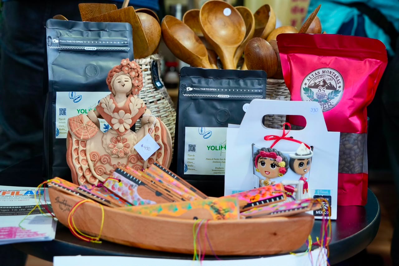 Stand de productos artesanales de Veracruz en la 37 FILAH en el Museo Nacional de Antropología