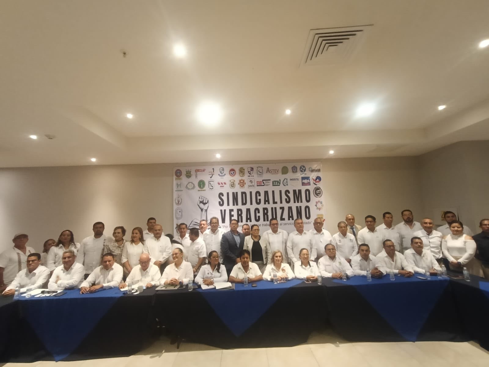 Dirigentes sindicales en conferencia de prensa sobre pensiones en Veracruz