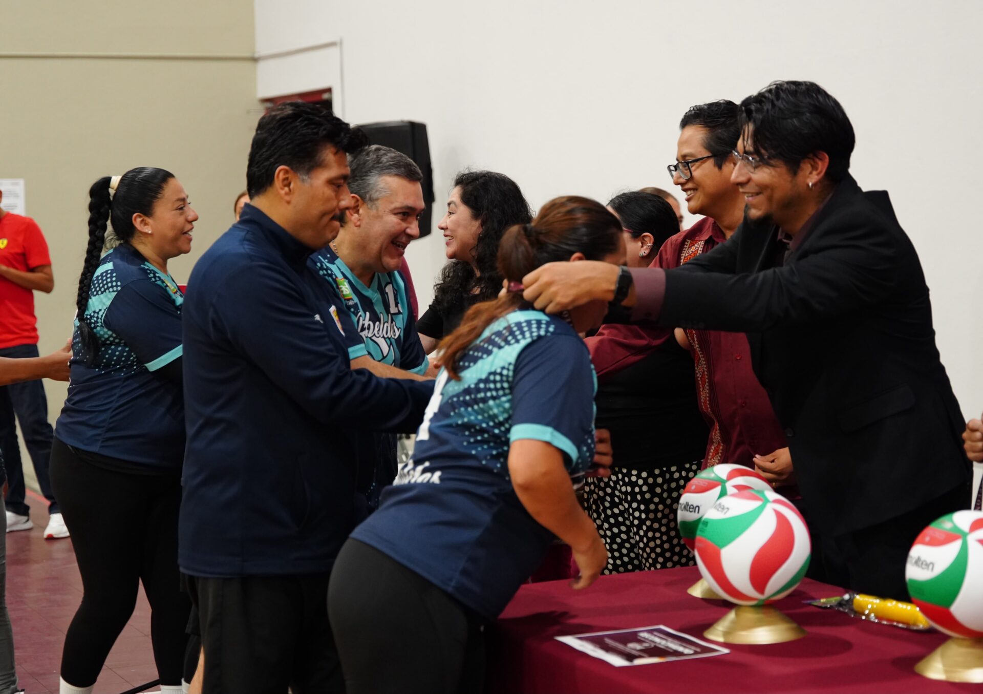 Premian a ganadores del Torneo Nocturno de Voleibol Interdependencias en Xalapa