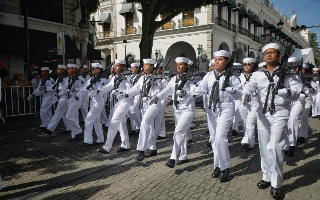 Alcaldesa de Xalapa acude a guardia de honor y desfile cívico-militar