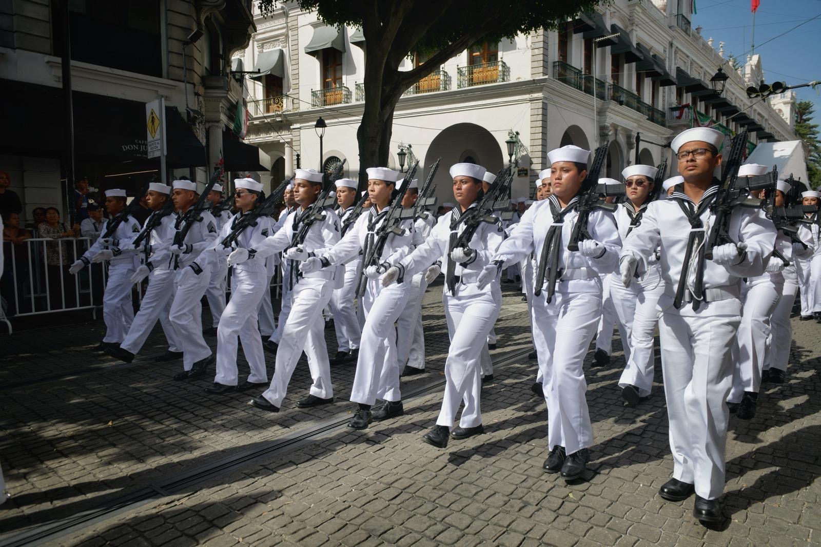 alcaldesa-xalapa-guardia-honor-hidalgo Alcaldesa de Xalapa en la guardia de honor del 16 de septiembre