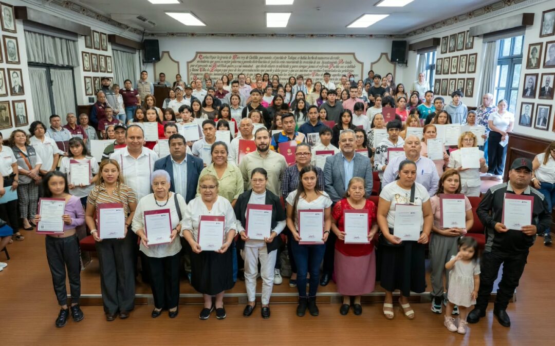 Ayuntamiento de Xalapa entrega certificados de alfabetización a 99 personas