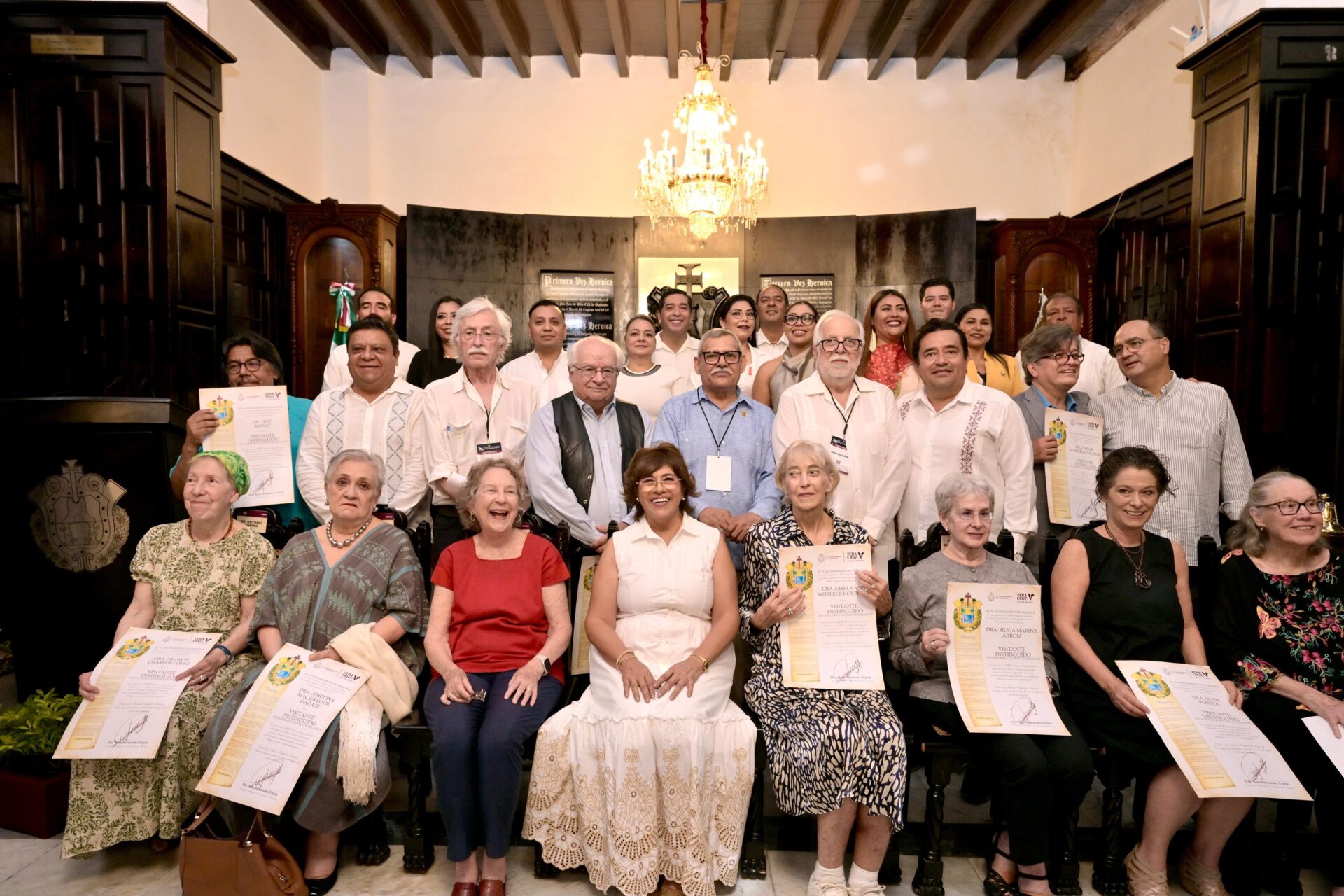 Presidenta municipal de Veracruz, Rosa María Hernández Espejo, en la entrega de reconocimientos a historiadores