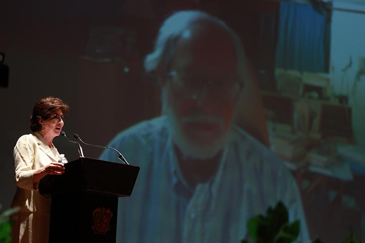 carlos-marichal-conferencia-crisis-de-mexico Carlos Marichal Salinas durante la conferencia Cinco grandes crisis de la historia de México