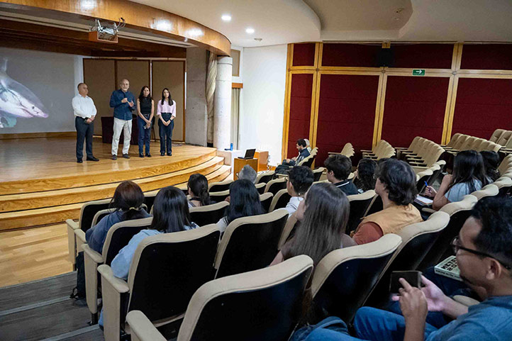 Cátedra Ruy Pérez Tamayo acerca la evolución a estudiantes UV