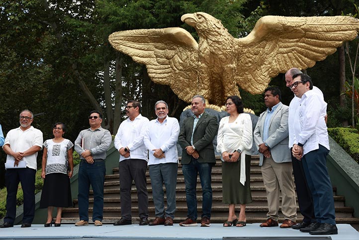 Inauguración de la muestra por el centenario del Águila de Xalapa